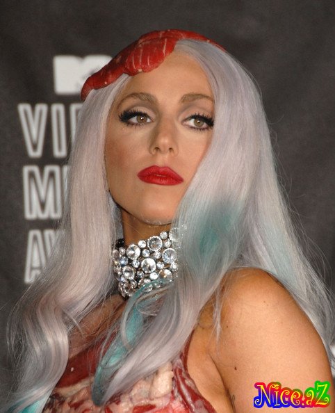 ŞOK! Lady Gaga çiy ətdən hazırlanmış paltarda ŞOK! Lady Gaga çiy ətdən hazırlanmış paltarda