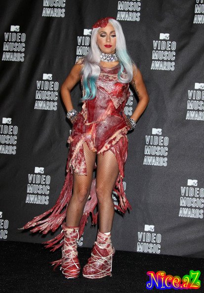 ŞOK! Lady Gaga çiy ətdən hazırlanmış paltarda ŞOK! Lady Gaga çiy ətdən hazırlanmış paltarda