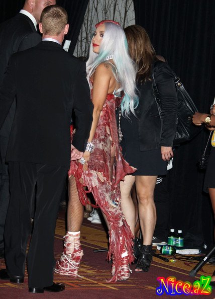 ŞOK! Lady Gaga çiy ətdən hazırlanmış paltarda ŞOK! Lady Gaga çiy ətdən hazırlanmış paltarda