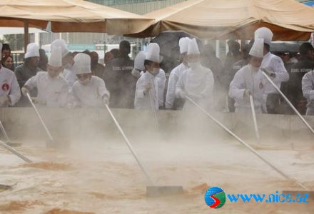 Türkiyədə bişirilən qayğanaq böyüklüyünə görə rekord qırdı Türkiyədə bişirilən qayğanaq böyüklüyünə görə rekord qırdı