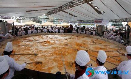 Türkiyədə bişirilən qayğanaq böyüklüyünə görə rekord qırdı Türkiyədə bişirilən qayğanaq böyüklüyünə görə rekord qırdı
