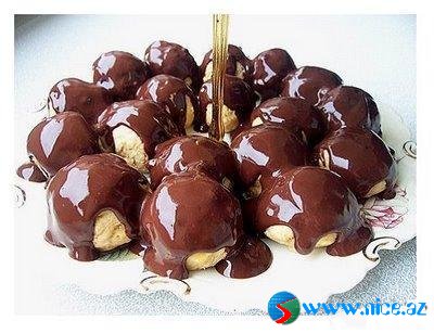 Şokolad souslu almalı toplar Şokolad souslu almalı toplar